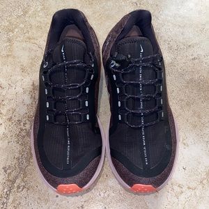 NIKE women’s size 7.5 Winflo 5 Shield running shoe